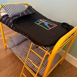 AG yellow bunk bed + sleeping bag + pillows